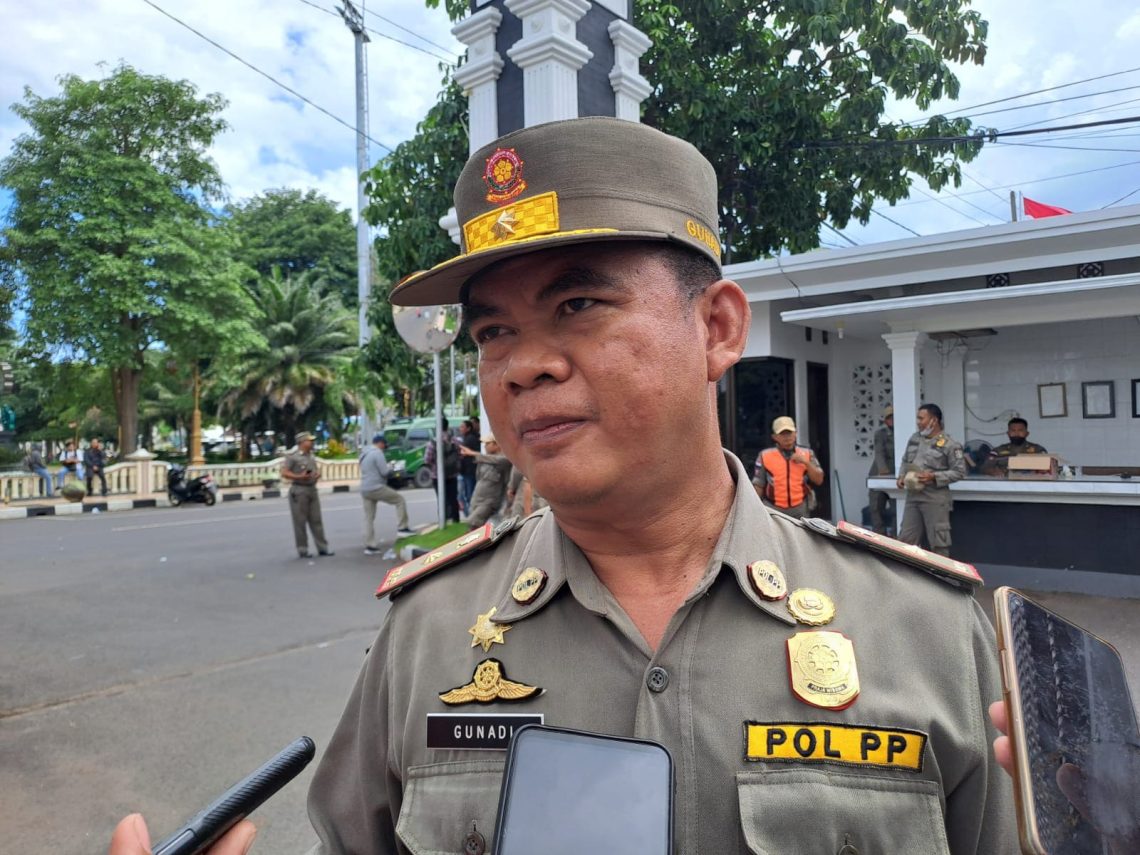 Pasca Temuan Alat Kontrasepsi Bekas, Kasatpol PP Tuban Bakal Patroli Rutin di Kawasan Patung Kuda 1 Kasatpol PP dan Pemadam Kebakaran Kabupaten Tuban Gunadi sidak ke lokasi penemuan alat kontrasepsi. (Foto: Mochamad Abdurrochim/Tugu Jatim)