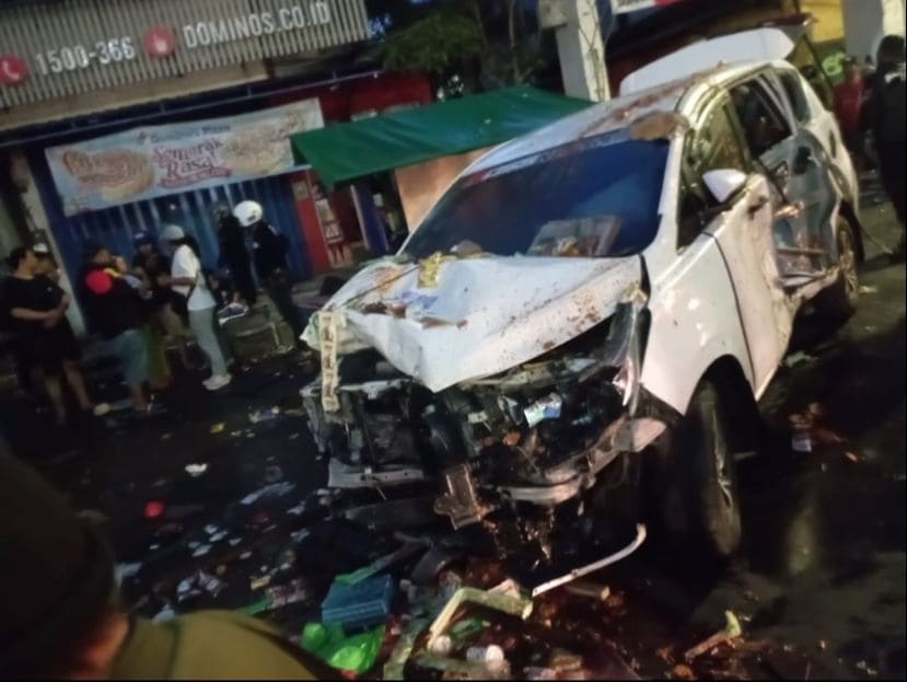 Kecelakaan Maut Diduga Mabuk, Sopir Innova Reborn di Kedungdoro Surabaya Tabrak Warung hingga Dua Orang Tewas 1 Innova Reborn.