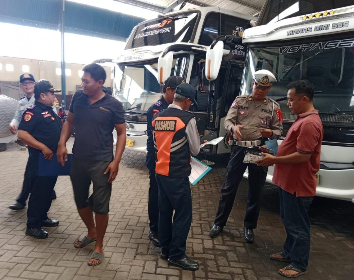 Bus pariwisata.