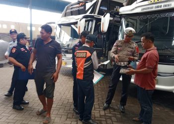 Bus pariwisata.