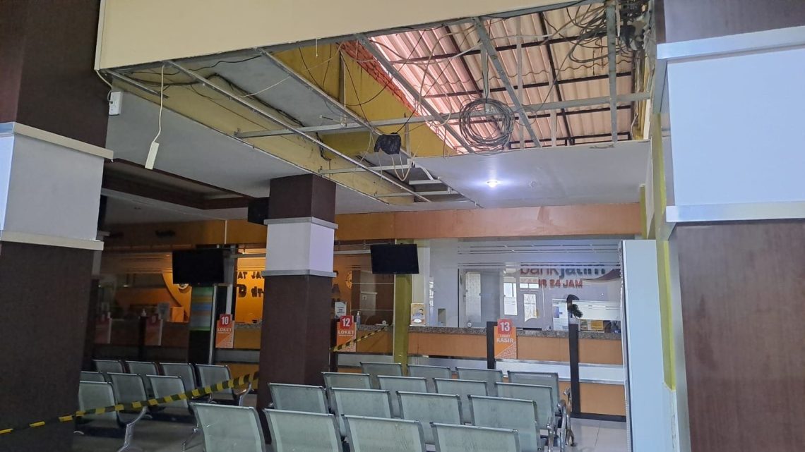 Detik-Detik Plafon Ruang Pelayanan RSUD dr R Koesma Tuban Roboh Diterjang Hujan Deras 5 RSUD dr R Koesma Tuban.