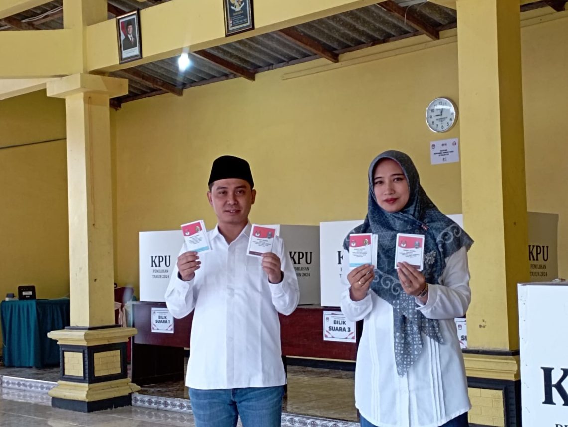 Kompak Pakai Dresscode Putih, Gus Barra dan Istri Mencoblos di TPS Pacet Mojokerto 1 Gus Barra.