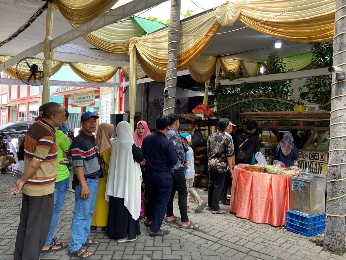 Khofifah Traktir Tetangga Makan Soto dan Bakso usai Nyoblos 1 Khofifah.