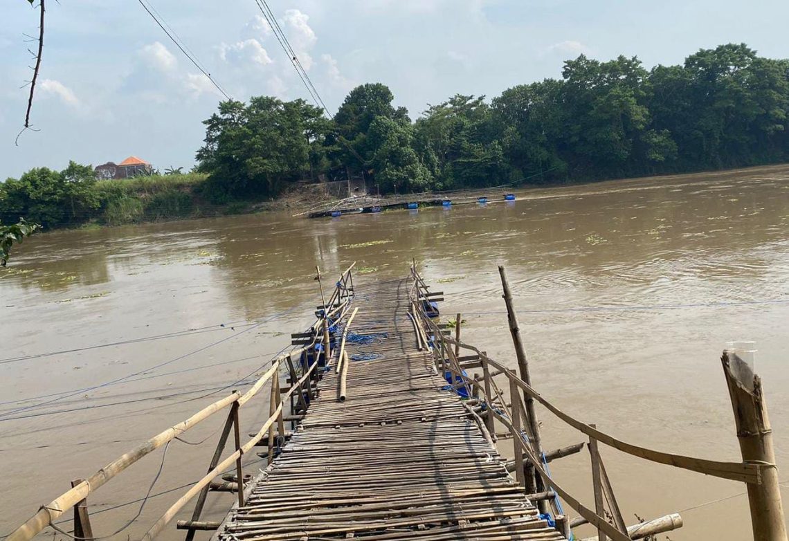 Terseret arus sungai.