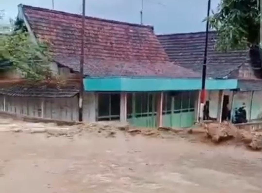 Banjir bandang di Tuban.