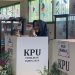 Dresscode Kompak bareng Dua Putrinya, Cabup Mojokerto Ikfina Datangi TPS 8 Ikfina.