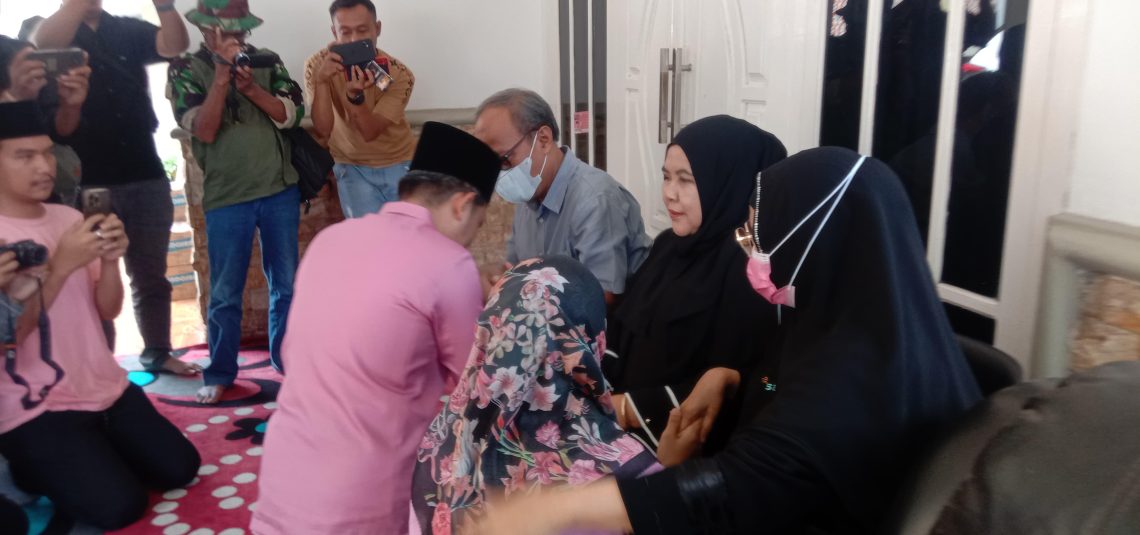 Minta Doa Restu Orang Tua dan Mertua, Gus Fawait Sungkem sebelum Menuju TPS 1 Gus Fawait.
