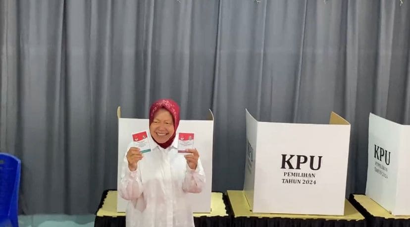 Ditemani Suami dan Anak, Risma Nyoblos di Surabaya 1 Risma.