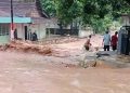 Banjir bandang.
