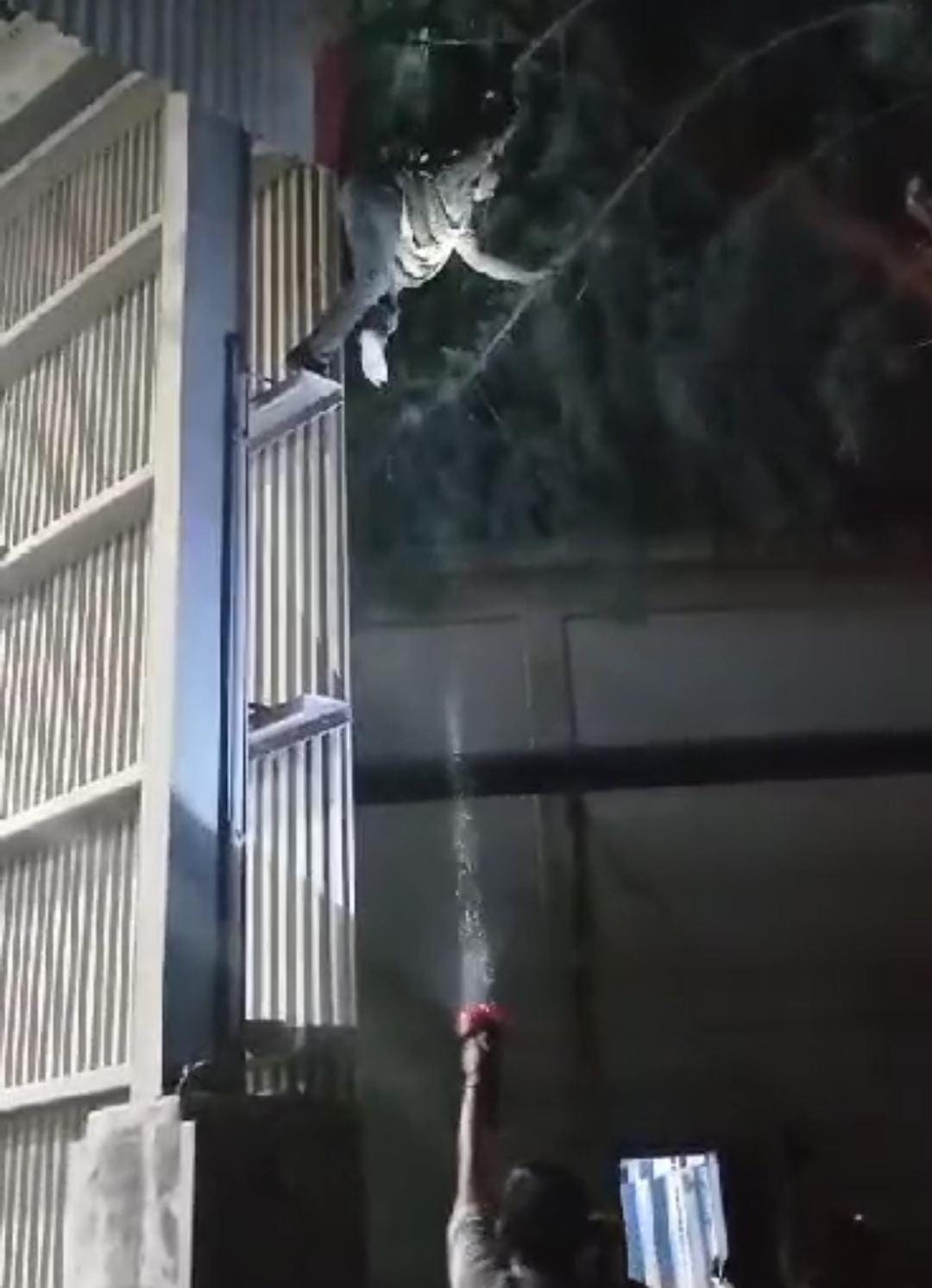 Transaksi Narkoba di Tuban, Pemuda asal Gresik Lari Sembunyi di Atap Gudang PT SBI 2 transaksi narkoba di Tuban.