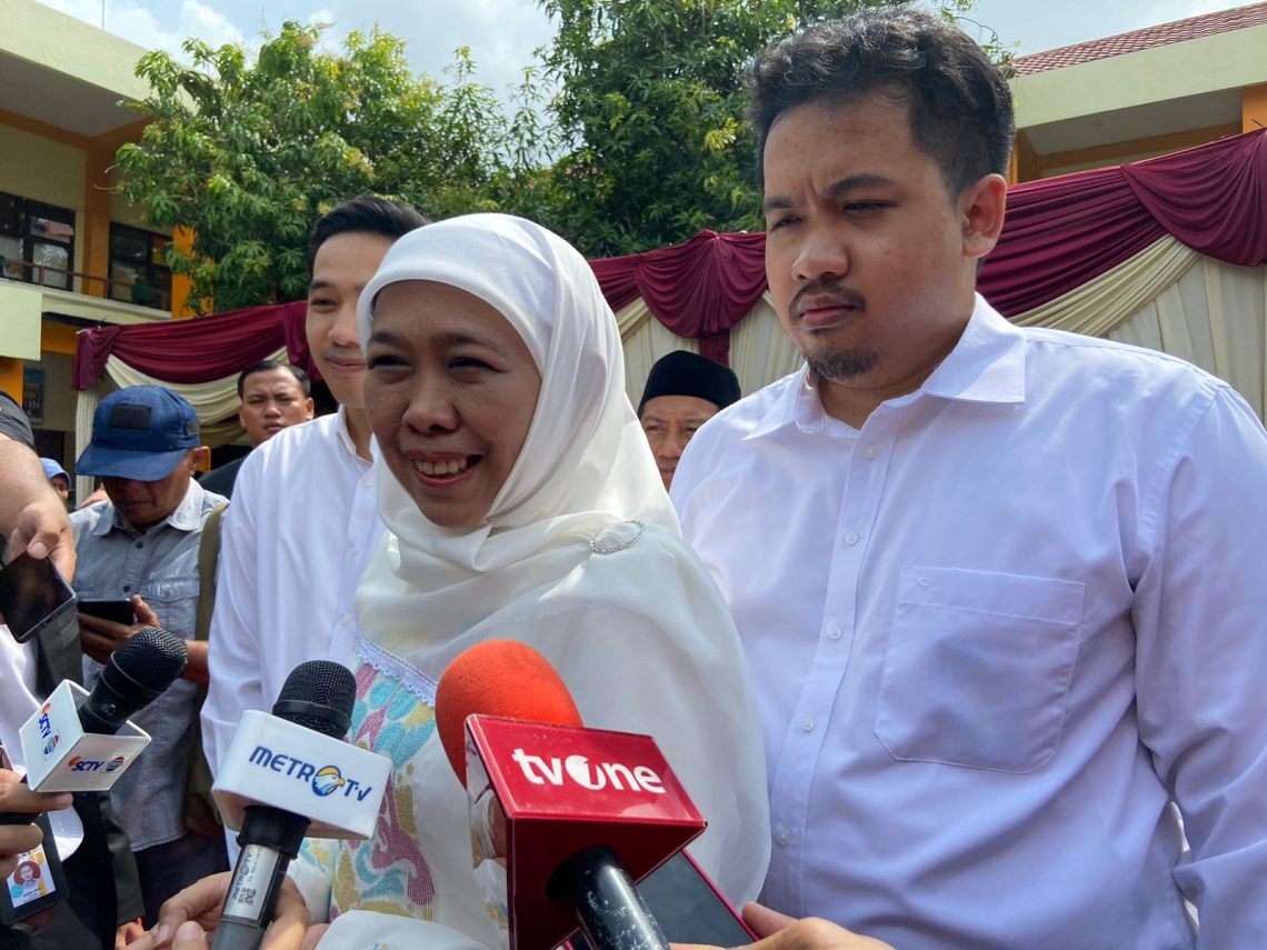 Ditemani Dua Putranya, Khofifah Nyoblos di Depan Rumah lewat Karpet Merah 1 Khofifah.