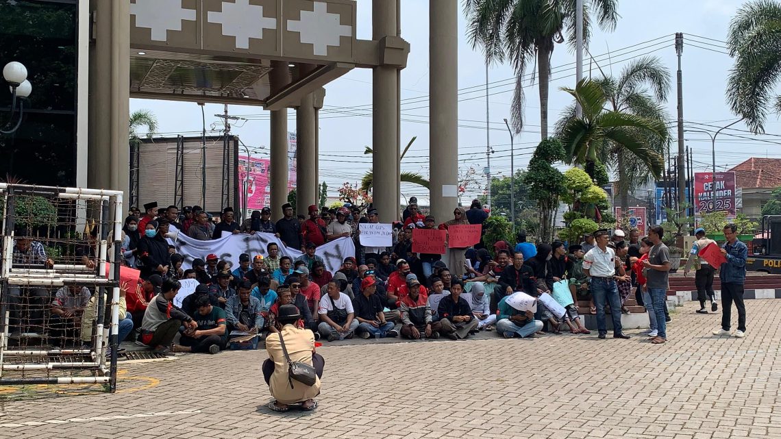 Massa dari aliansi Masyarakat Bela Kiai menggelar aksi demo di depan Kantor DPRD Jember atas dugaan ujaran kebencian di masa pilkada pada Kamis (14/11/2024). (Foto: Diki Febrianto/Tugu Jatim)
