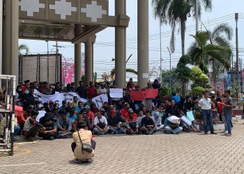 Aliansi Masyarakat Bela Kiai Demo di Kantor DPRD Jember, Buntut Dugaan Ujaran Kebencian di Masa Pilkada 2024