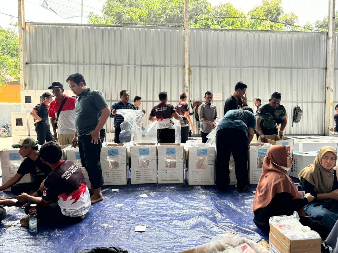 Sebelum Didistribusikan ke TPS, Intip Kesiapan Logistik Pilkada Serentak 2024 di Tuban 2 Logistik di Tuban.