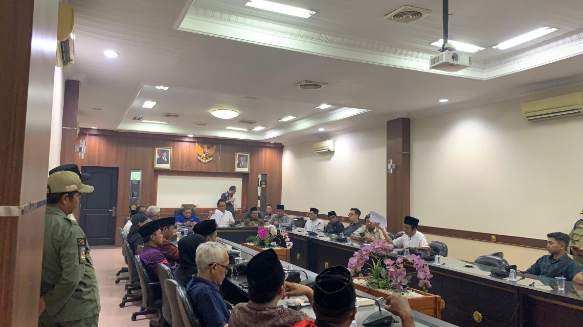 Audiensi Pansus Pilkada DPRD Jember bersama perwakilan pendemo dari aliansi Masyarakat Bela Kiai pada Kamis (14/11/2024). (Foto: Diki Febrianto/Tugu Jatim)