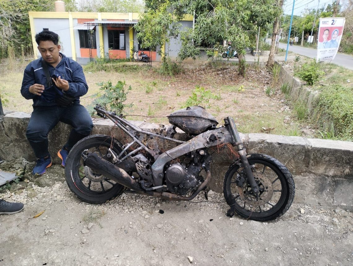 Motor Mendadak Terbakar di Jalan, Pengendara asal Tuban Nekat Melompat Selamatkan Diri 1 Motor.