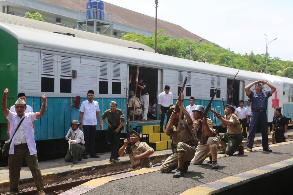 Kenang Heroisme Pahlawan Lewat Teatrikal 'Kereta Api Terakhir Surabaya' di Stasiun Gubeng 1 Kereta Api Terakhir Surabaya