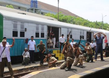 Kereta Api Terakhir Surabaya
