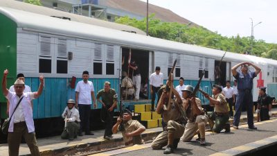 Kereta Api Terakhir Surabaya