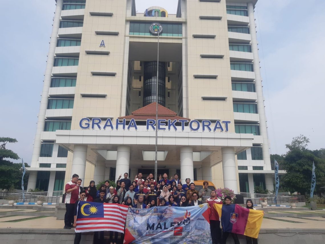 Bangkitkan Potensi Desa, UM dan UiTM Malaysia Berangkatkan Puluhan Mahasiswa SSL di Malang 1 Pemberangkatan mahasiswa SSL dari UiTM Malaysia dan UM menuju Desa Sumberdem, Kecamatan Wonosari, Kabupaten Malang. (Foto: M. Sholeh/Tugu Malang)