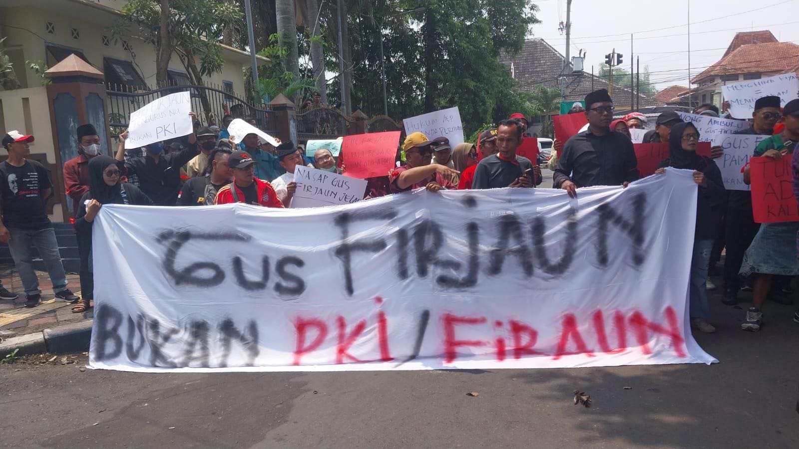 Masyarakat Bela Kiai di Jember.