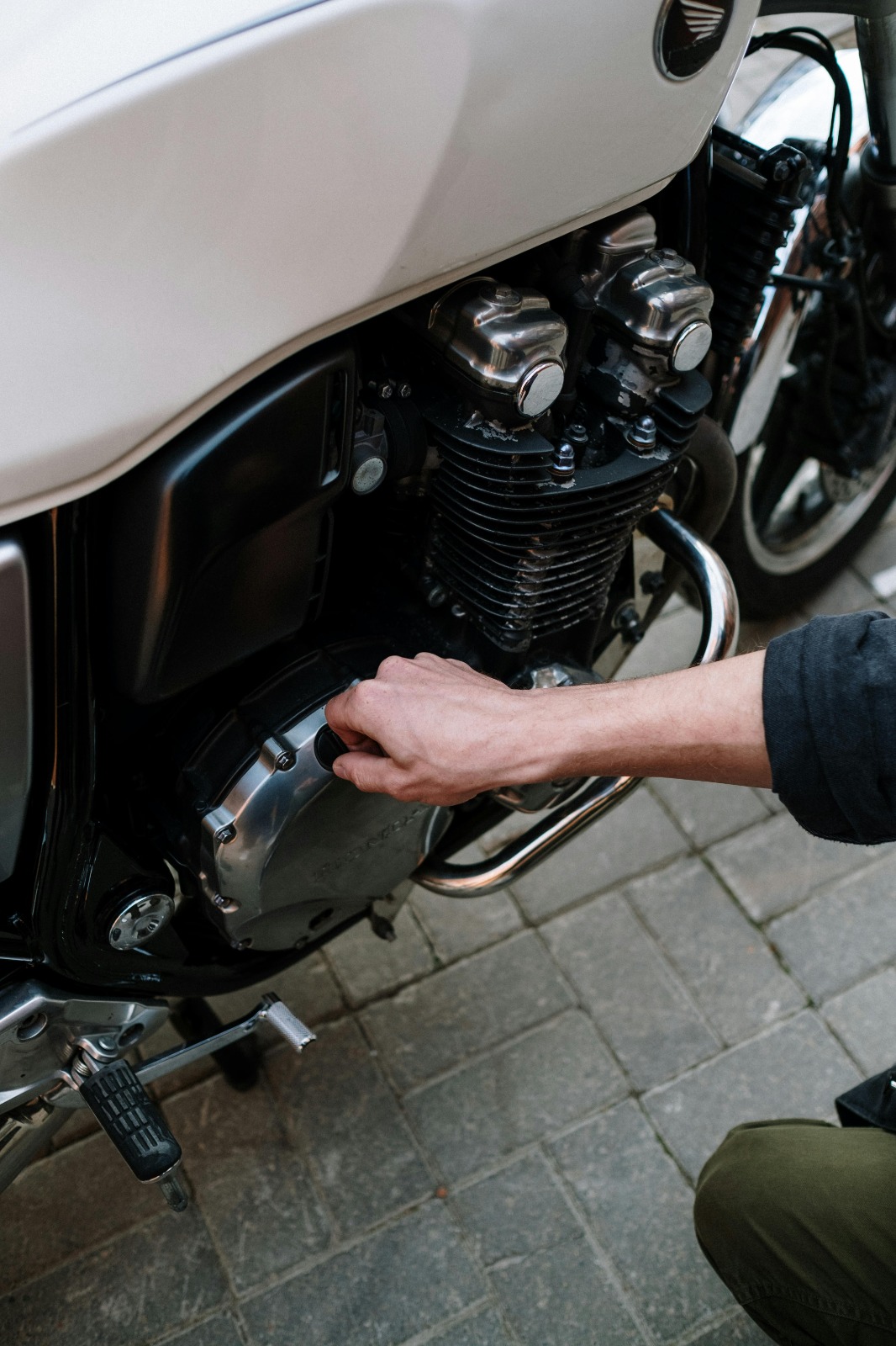 Tujuh Perawatan Sepeda Motor Agar Tetap Optimal 1 Ilustrasi merawat motor. (Foto: Pexels)