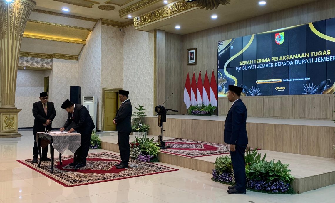 Serah terima jabatan dari Pjs Bupati Jember, Imam Hidayat kepada Bupati Jember Hendy Siswanto-KH Muhammad Balya Firjaun Barlaman (Hendy-Firjaun). (Foto: Diki Febrianto)