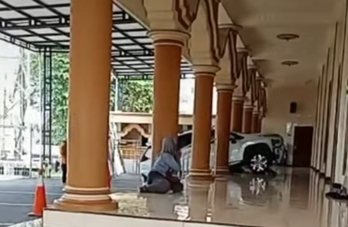 Viral! Mobil Mitsubishi Xpander di Jember Masuk Masjid Saat Jelang Waktu Salat 1 Mobil Naik Masjid