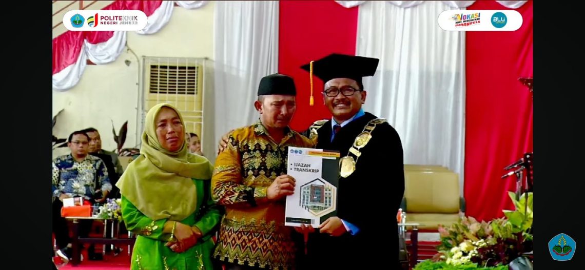 Haru! Orangtua Gantikan Anak yang Meninggal Dunia Terima Ijazah di Wisuda Polije 1 orangtua almarhum Khoirul