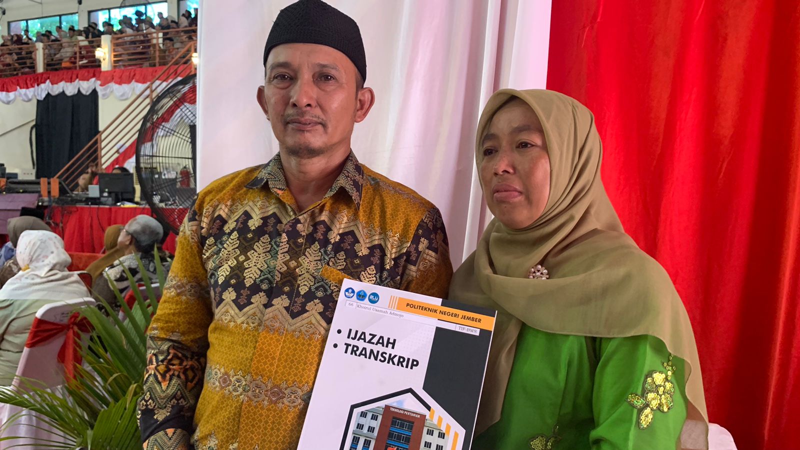 Haru! Orangtua Gantikan Anak yang Meninggal Dunia Terima Ijazah di Wisuda Polije 2 Orang Tua Jember