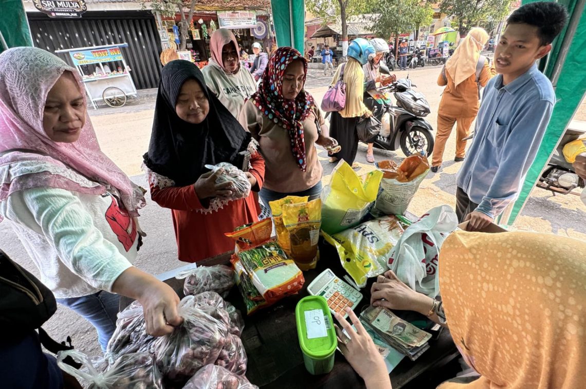 Bawang Merah dan Beras Operasi Pasar Murah Diserbu Warga Kota Mojokerto 1 Bawang merah