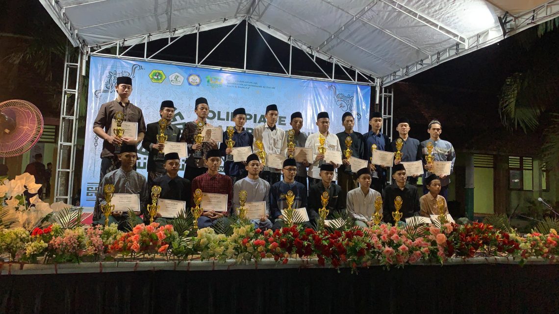 Para pemenang dari berbagai kategori lomba menerima penghargaan di acara OSN. (Foto: Diki Febrianto)