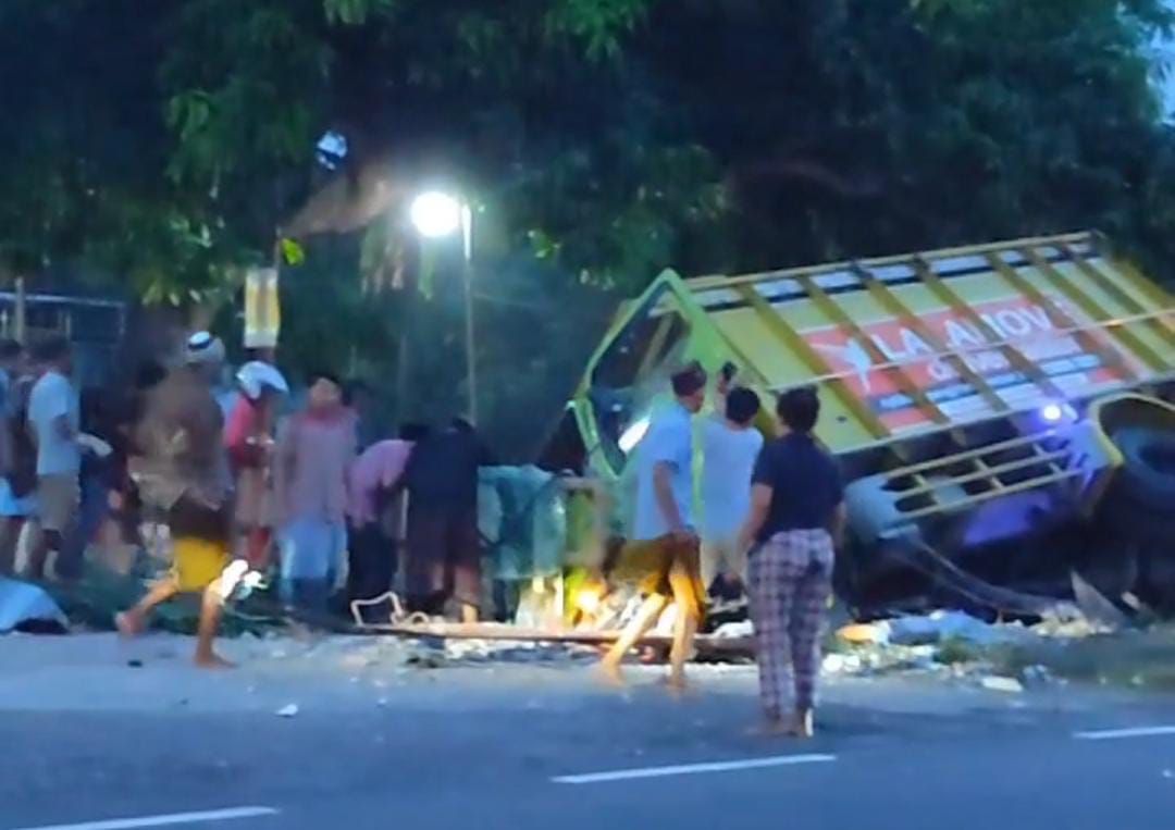 Usai Tabrak Pengendara Sepeda Motor Hingga Tewas Truk Ekspedisi di Mojokerto Nyaris Terguling Masuk Saluran Air 1 Truk Mojokerto