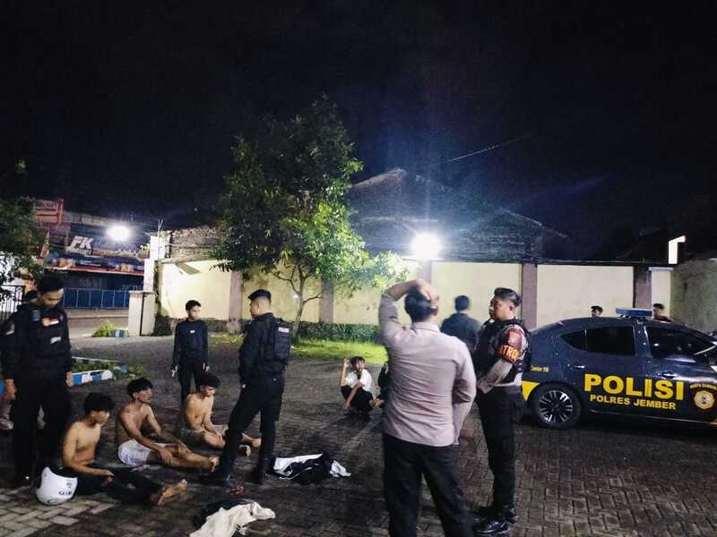 Dugaan Hendak Tawuran, Tiga Pesilat di Jember Bawa Sajam Diamankan Polisi 1 Pesilat di Jember.