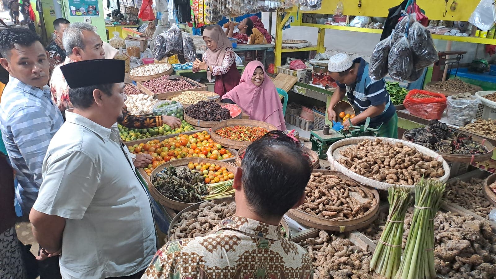 Harga bahan pokok di Tuban naik.