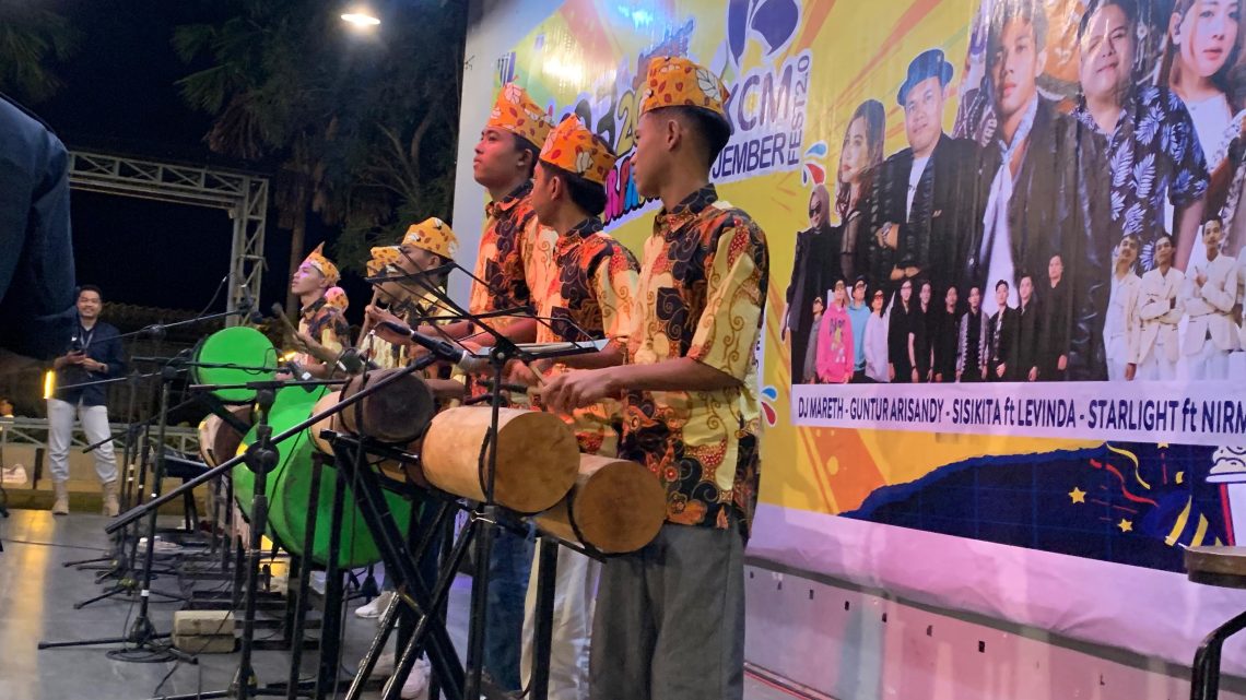 Sejarah Unik Alat Musik Kentongan di Jember: Tidak Sekadar untuk Patrol, Begini Penjelasan Akademisi Unej 1 Festival kentongan di Jember sebagai upaya melestarikan dan mempelajari sejarah. (Foto: Diki Febrianto/Tugu Jatim)