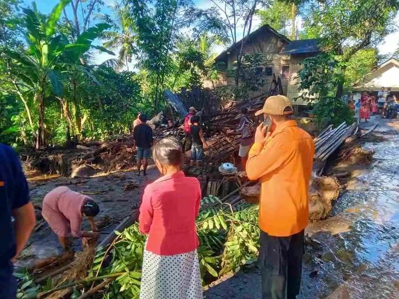 Banjir bandang.