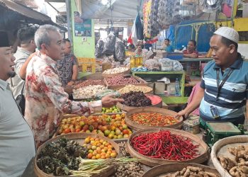 Harga bahan pokok.