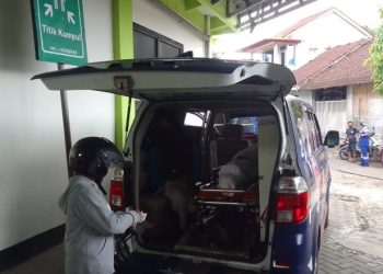 Jenazah mengapung.