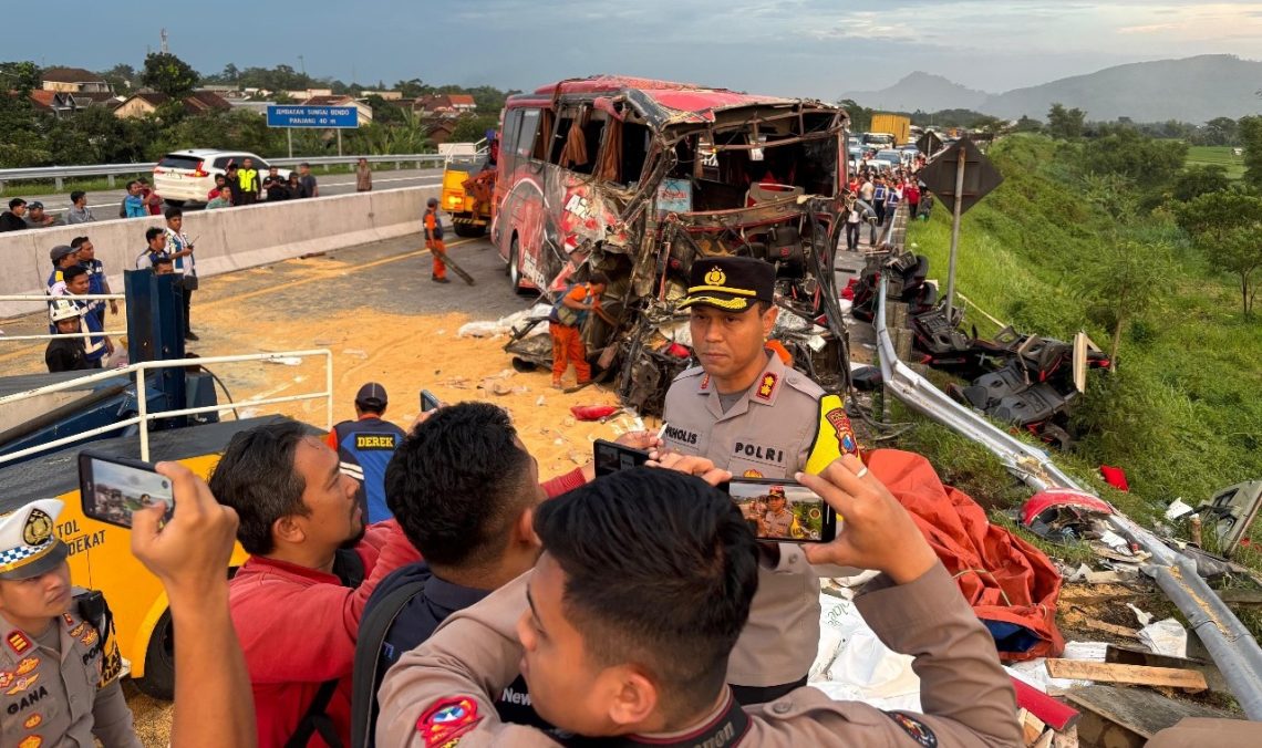 4 Korban Tewas di Tol Lawang, Polisi Usut Penyebab Kecelakaan Maut Bus Pariwisata vs Truk 1 Bus pariwisata vs truk.