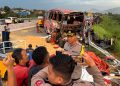 Bus pariwisata vs truk.