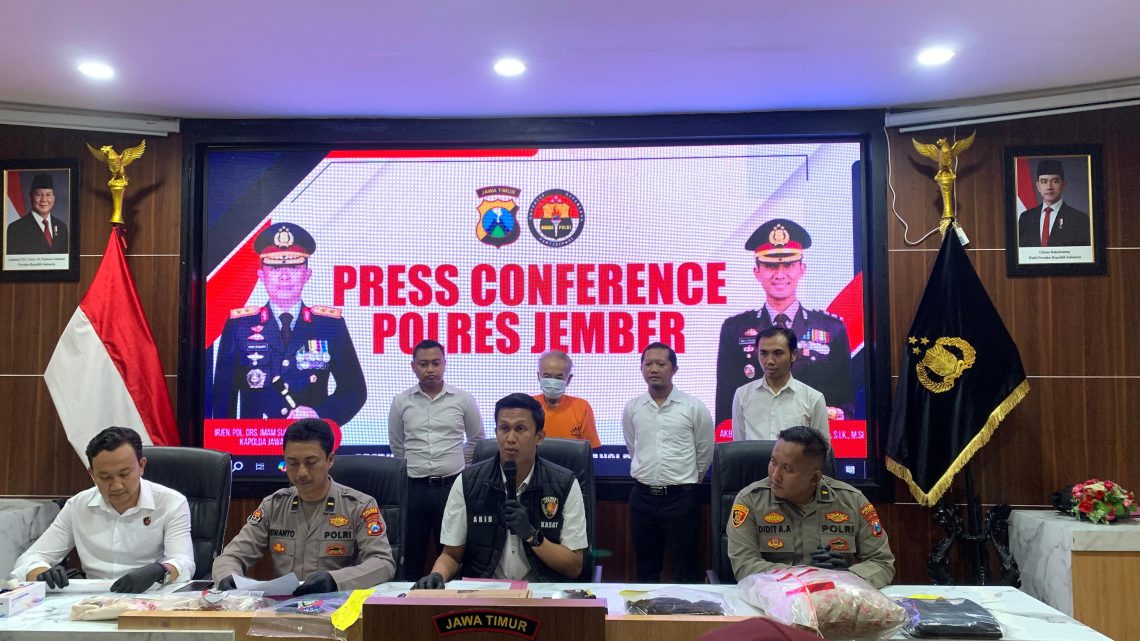 Motif Sakit Hati Tawaran Nikah Ditolak, Duda di Jember Nekat Bunuh Janda 1 Kasatreskrim Polres Jember AKP Abid Uais Al-Qarni saat pers rilis ungkap kasus pembunuhan pada Senin (09/12/2024). (Foto: Diki Febrianto/Tugu Jatim)