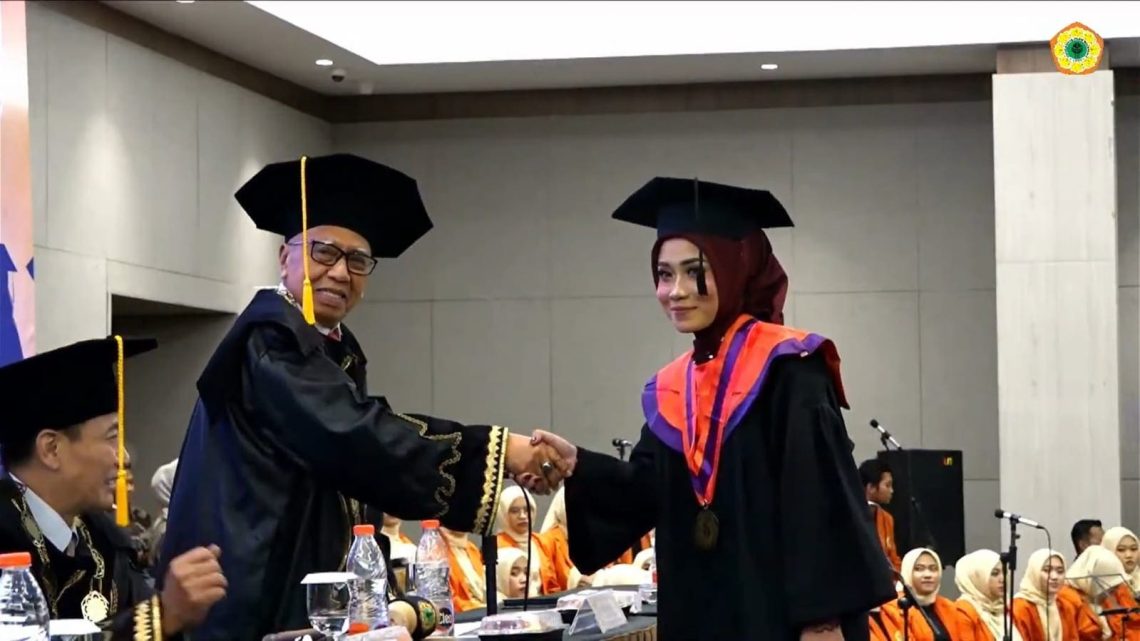 Pernak-pernik Wisuda XXI Unim Mojokerto: The Millenial Graduates dan Kolaborasi Dadakan 4Sekawan 1 Unim Mojokerto.