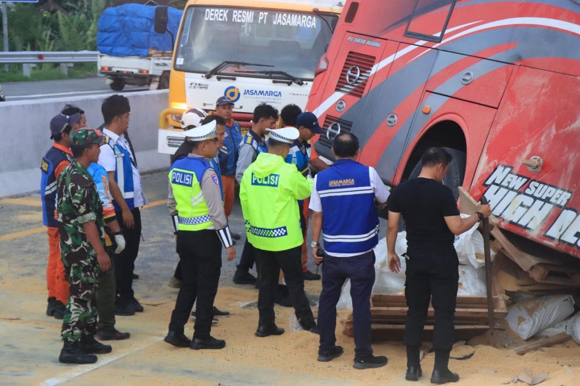 Bus pariwisata.