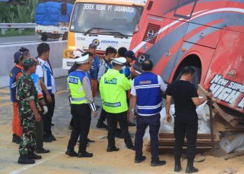 Bus pariwisata.