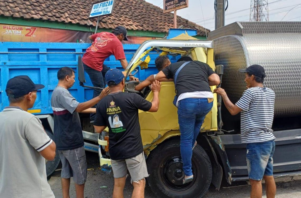 Dua Truk Adu Banteng di Mojokerto, Satu Sopir Terjepit Bodi Kendaraan 1 truk.