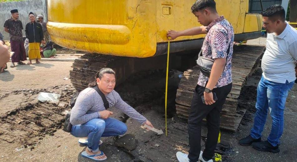 Pekerja Proyek di Pasuruan Tewas Terlindas Ban Ekskavator, Diduga Kelalaian Operator 1 Ekskavator.