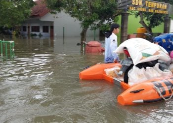 Korban banjir di Mojokerto.