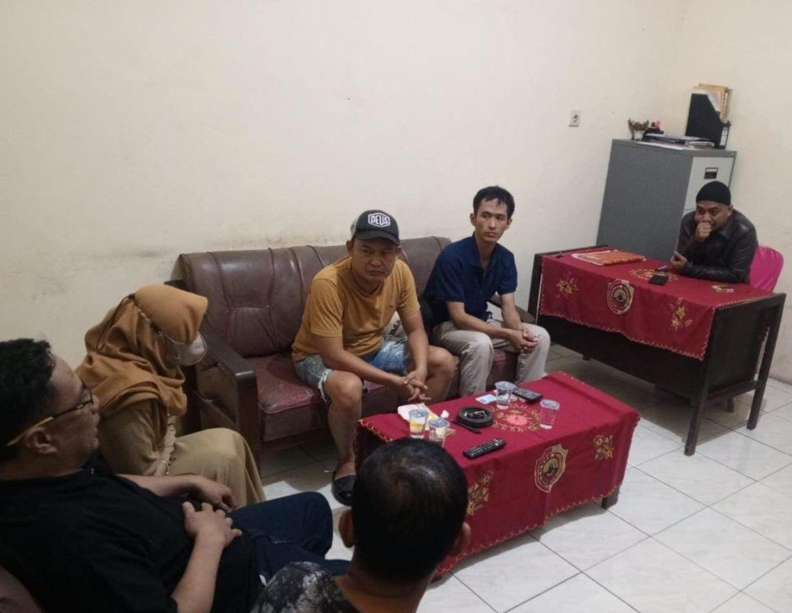Berkas Lengkap, Kasus Perselingkuhan ASN Mojokerto dan Tenaga Honorer Segera Disidangkan 1 Proses mediasi oknum ASN yakni RD dengan suaminya. (Foto: Hanif Nanda/Tugu Jatim)