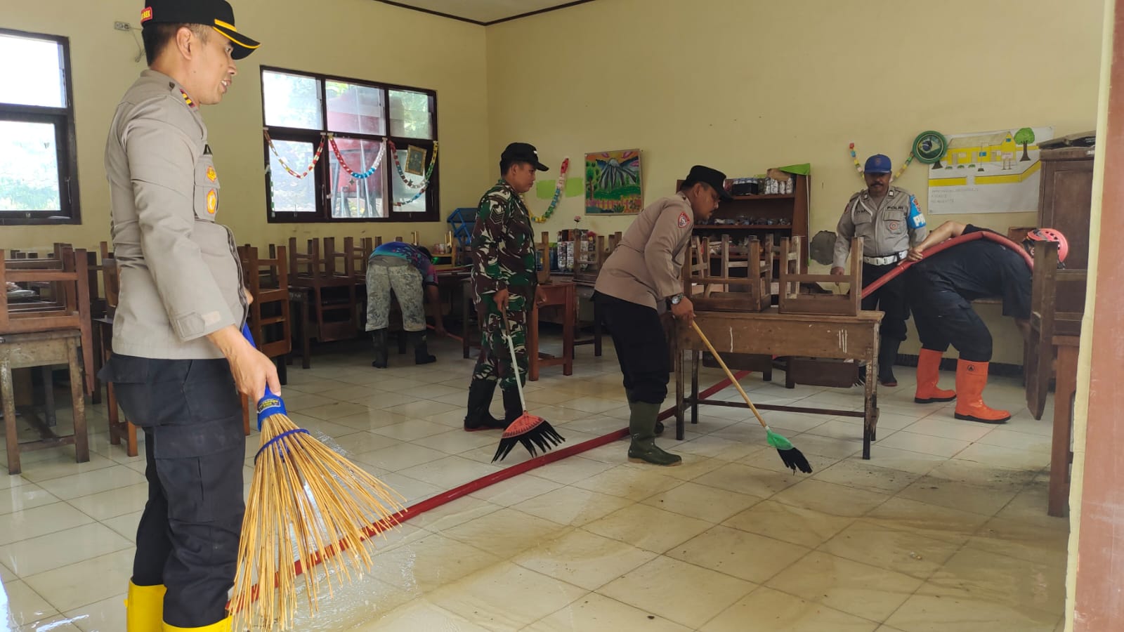 Warga Perlahan Kembali Beraktivitas Pasca Tiga Hari Banjir Luapan Kali Kening Tuban 2 Banjir Tuban